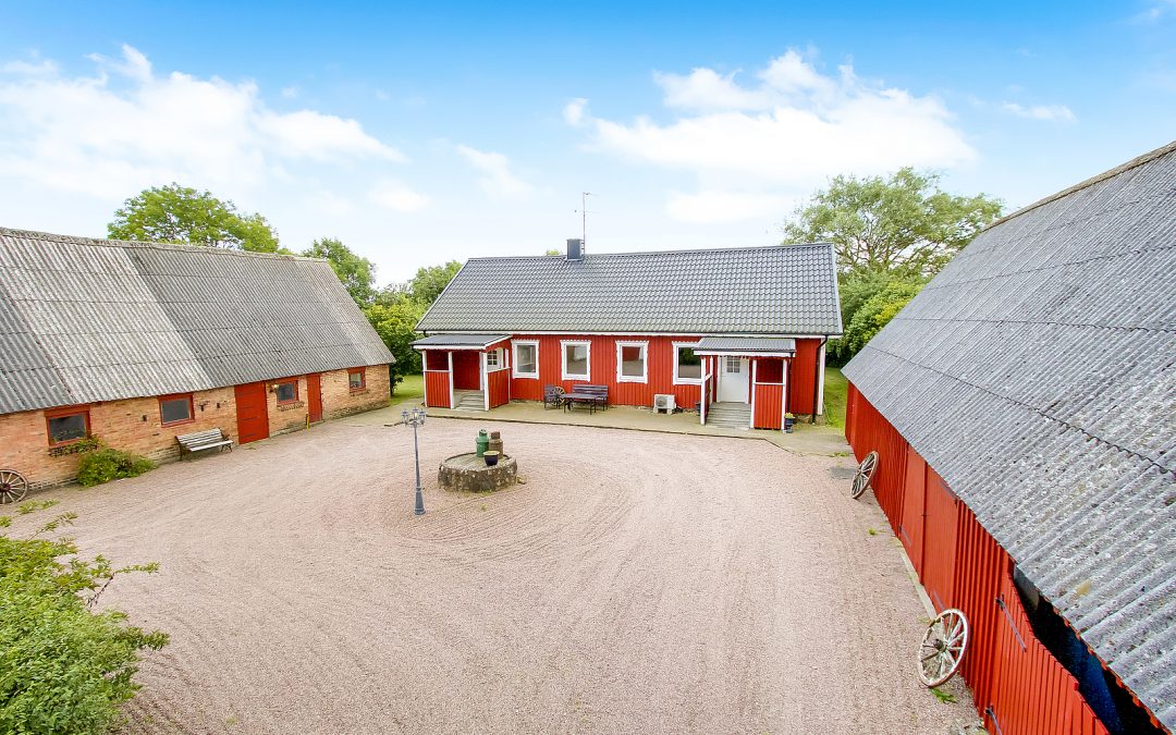 Avstyckad kringbyggd gård – Ausås – mellan Ängelholm och Åstorp – Såld!